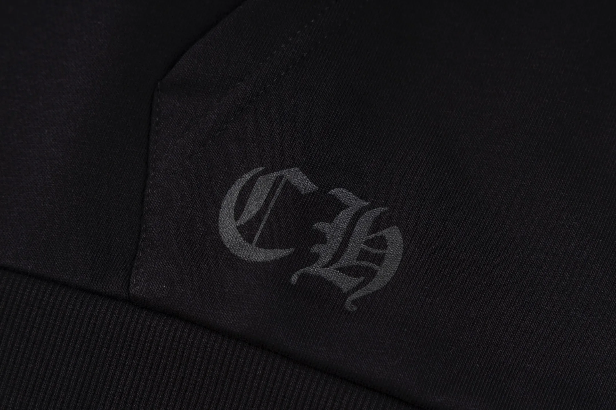 M37—P210 -Chrome Hearts/Chrome Hearts printed sweatshirt cardigan jacket -420 grams of high-density, high-quality wool, soft, delicate and skin-friendly, soft and silky to the touch, warm and skin-friendly -The hardware and zipper accessories are all customized and full of details -Colour: black -Size: S M L XL